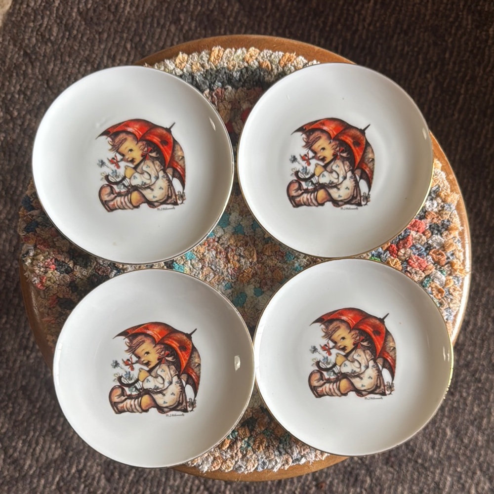 Hummel Girl w/Umbrella Set of Four 6" Decorative Plates